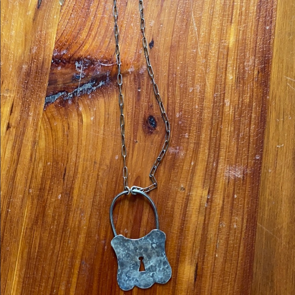 Rustic finished silver necklace - Picture 2 of 4